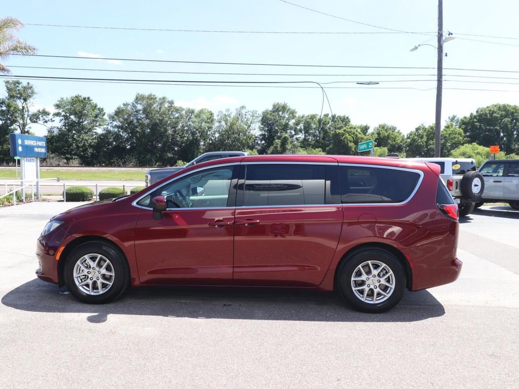 Used 2023 Chrysler Voyager LX image 5