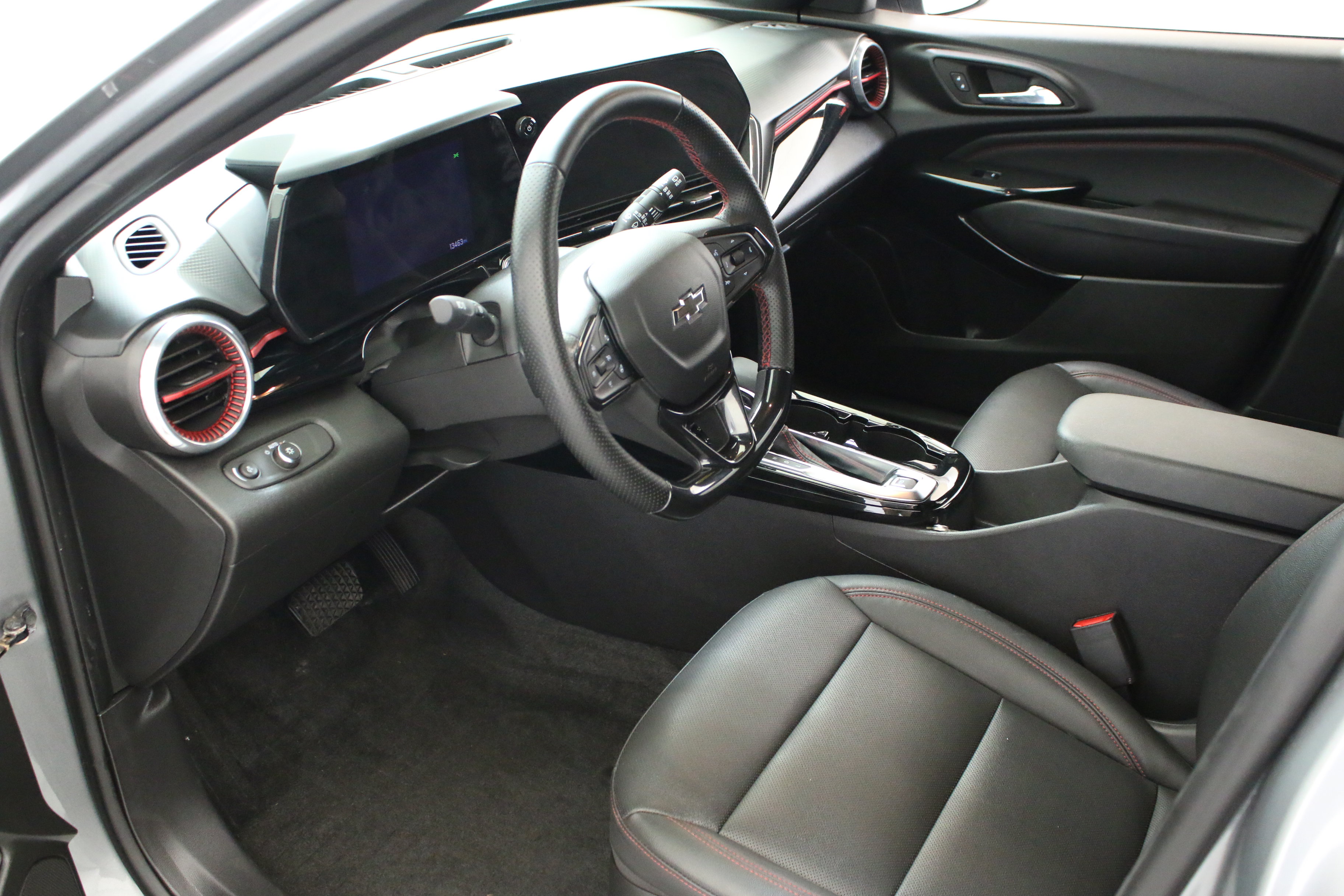 Used 2024 Chevrolet Trax RS w/ Sunroof Package FWD image 24