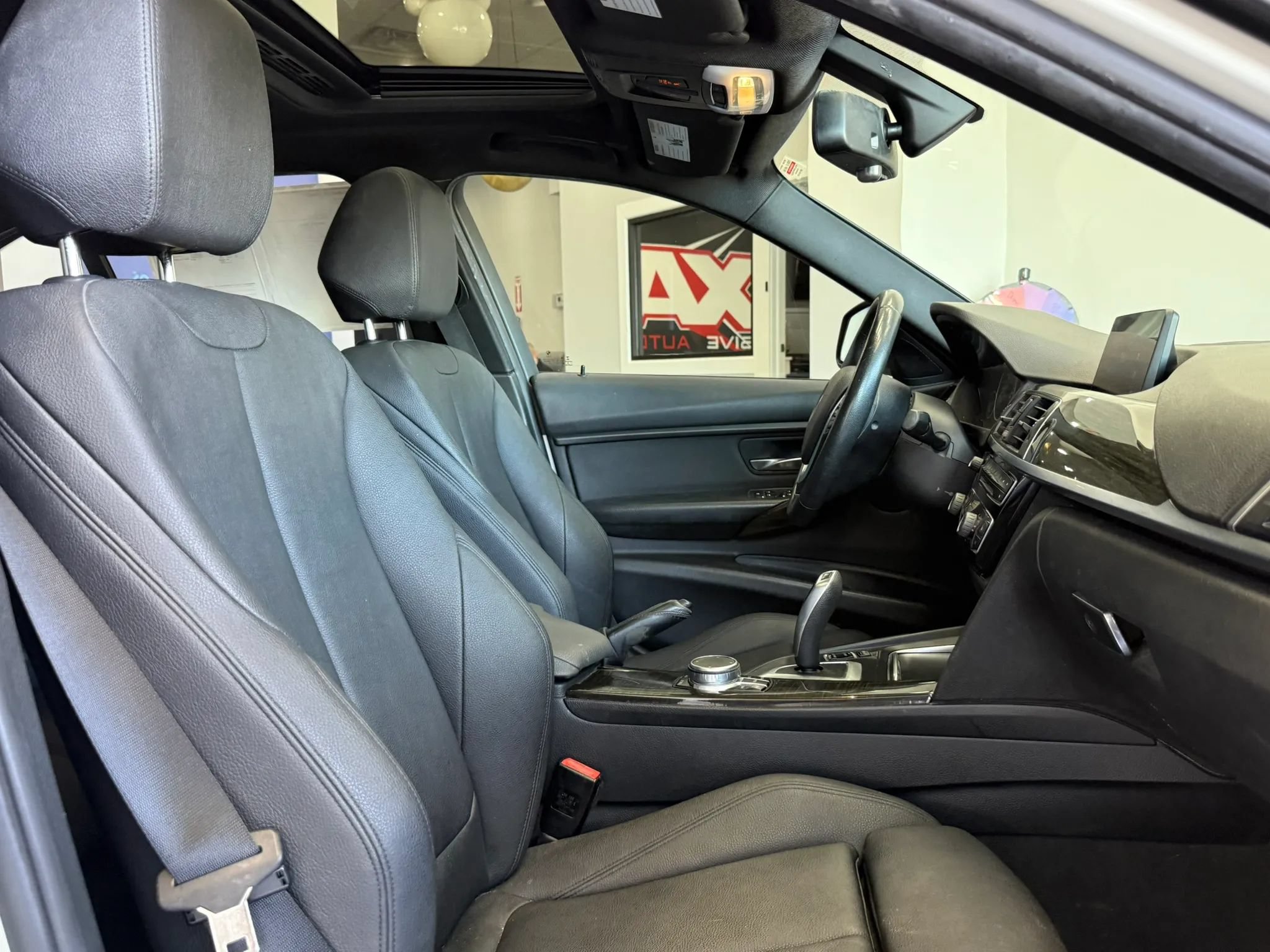 Used 2018 BMW 320i Sedan RWD image 25