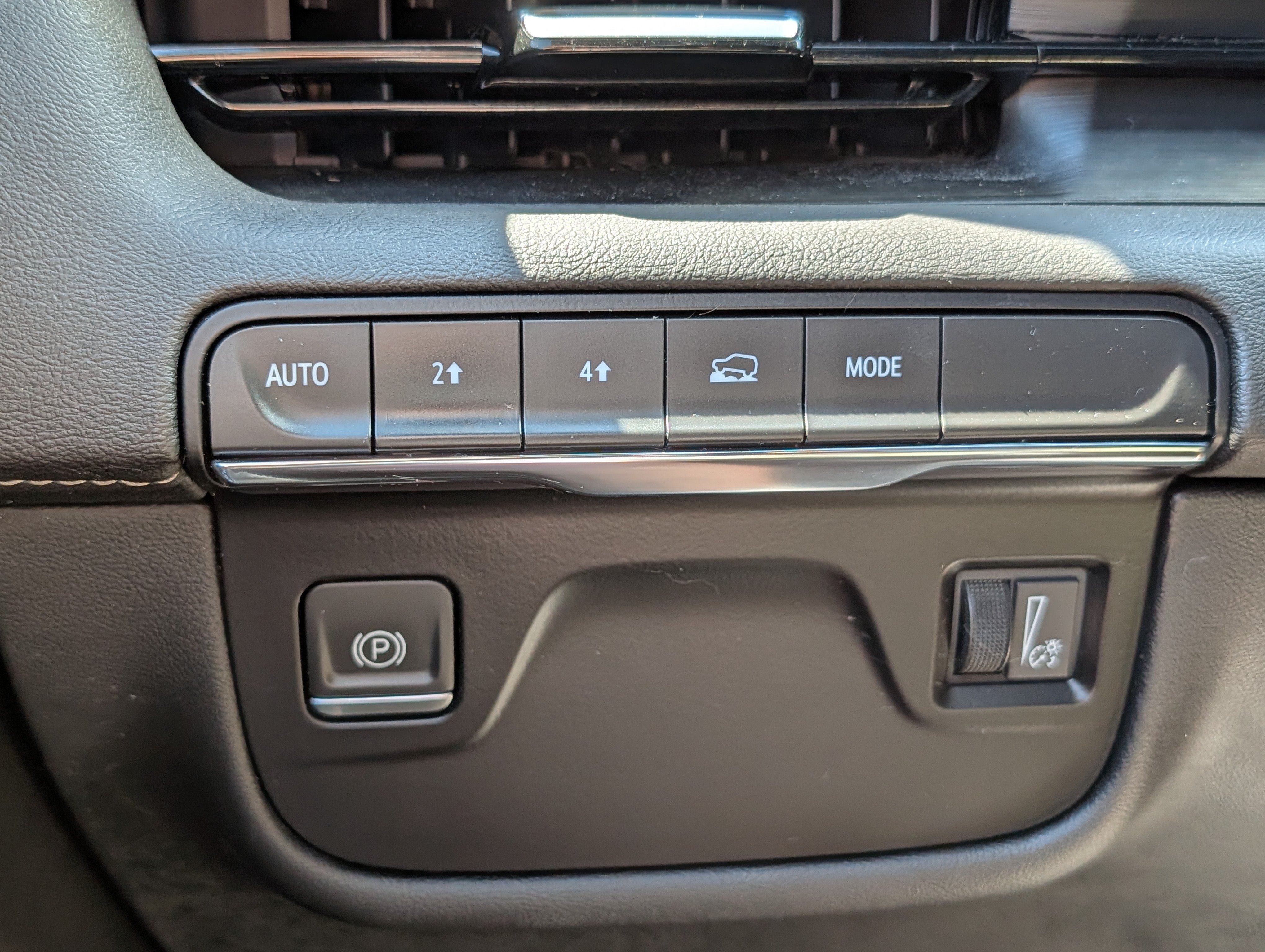 Used 2023 Cadillac Escalade Premium Luxury w/ LPO, Floor Liner Package AWD/4WD image 19