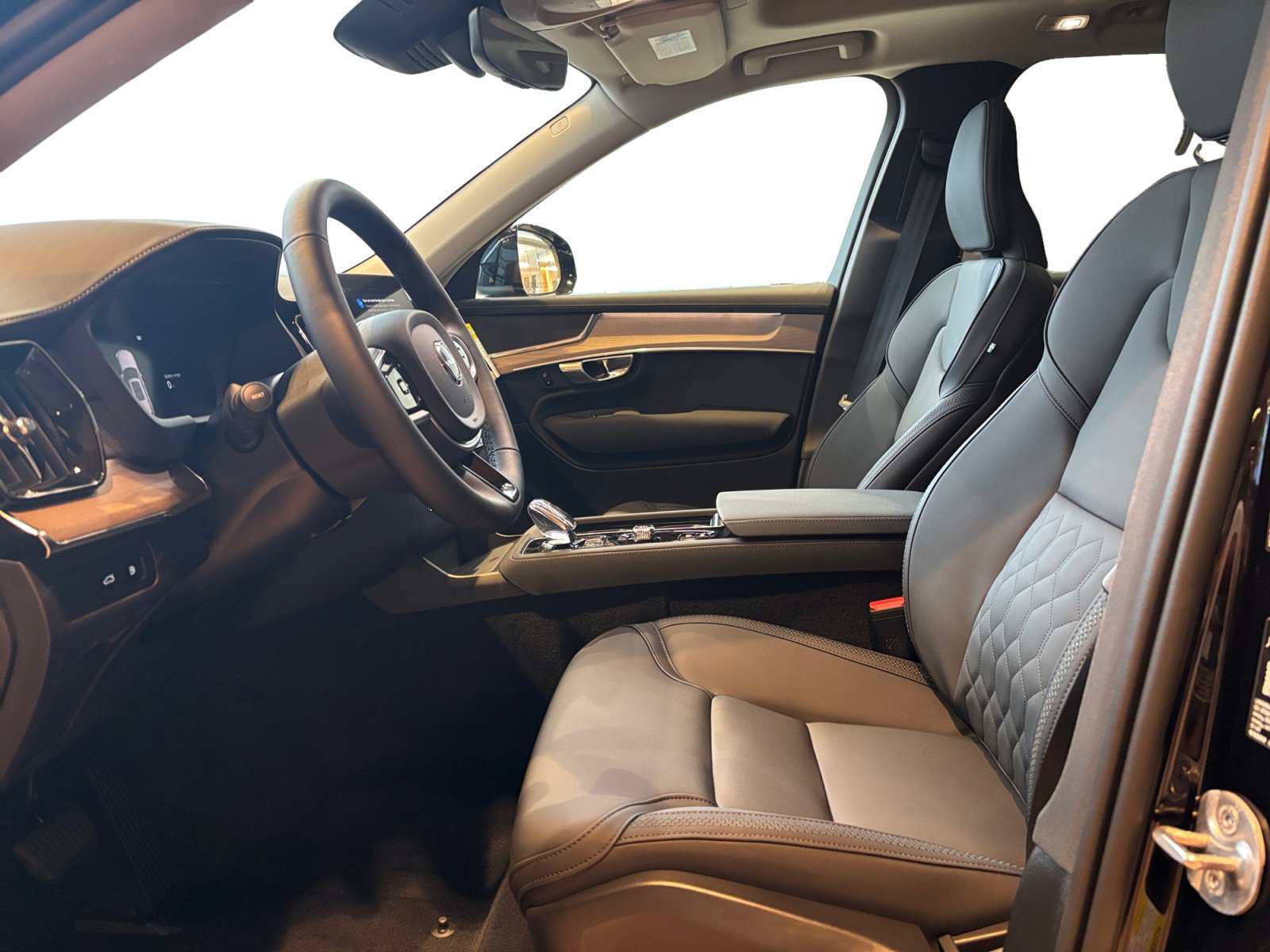 New 2026 Volvo XC90 T8 Plus w/ Protection Package AWD/4WD image 8