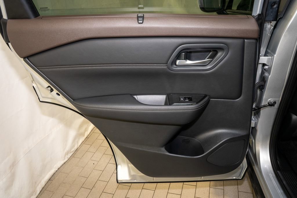 Used 2023 Nissan Rogue SV w/ SV Premium B Package image 11