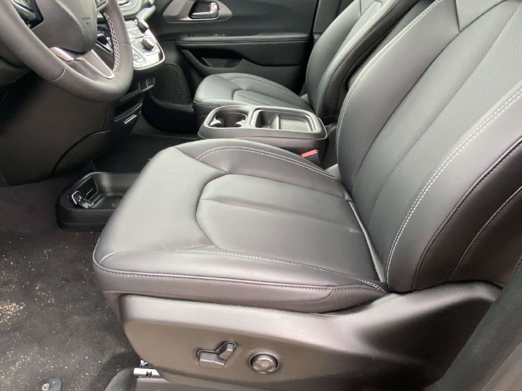 New 2027 Chrysler Pacifica Select FWD image 41