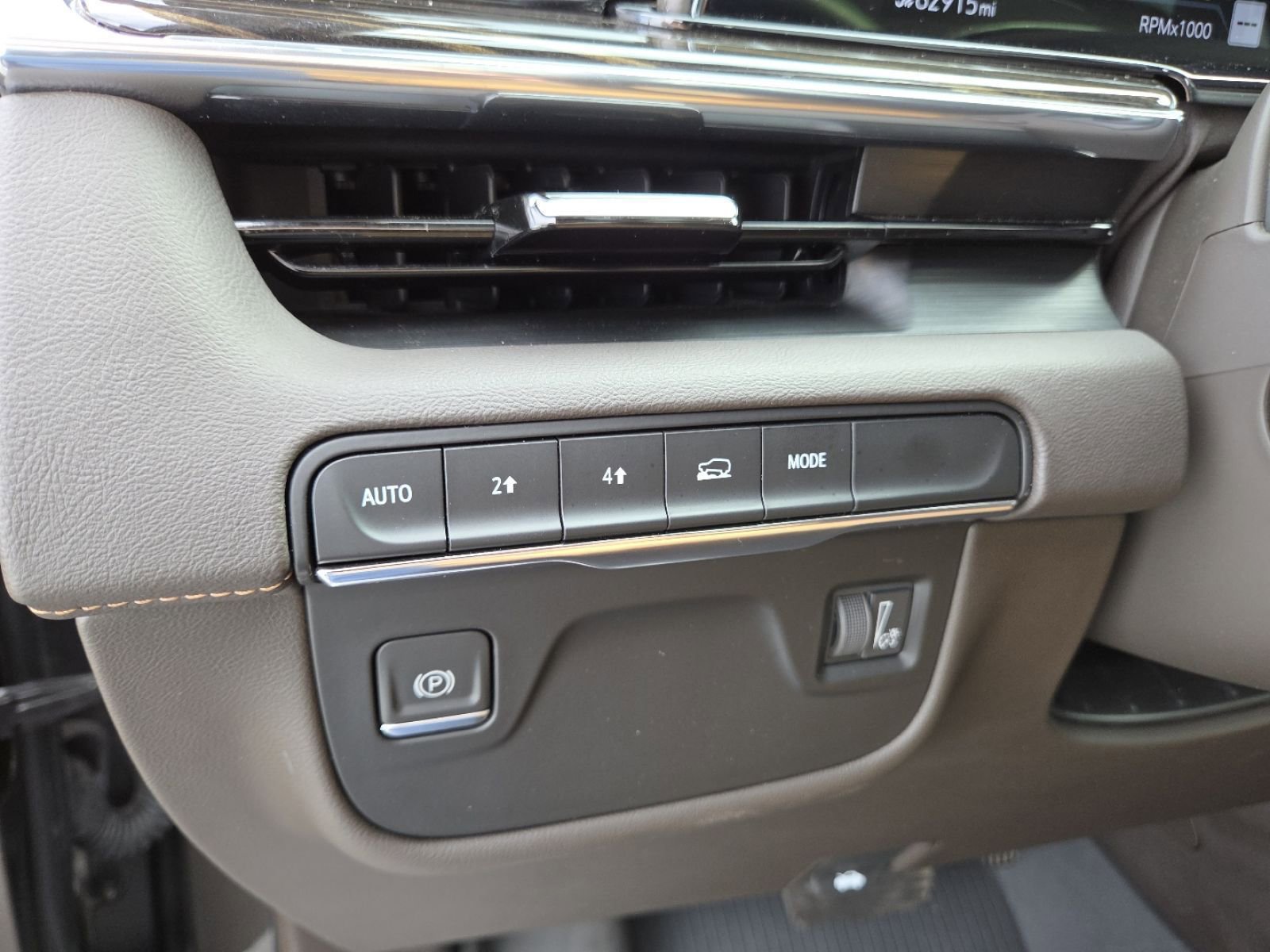 Used 2021 Cadillac Escalade Premium Luxury AWD/4WD image 6