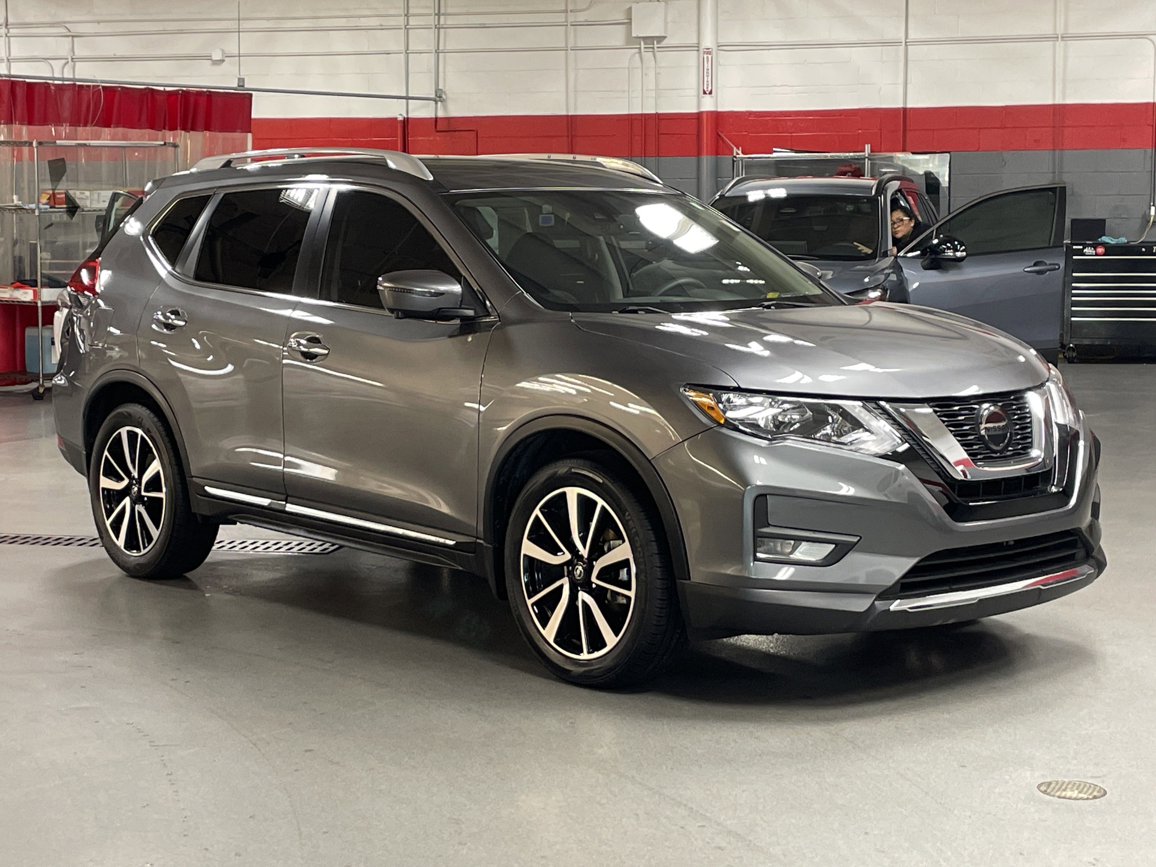 Used 2020 Nissan Rogue SL image 2