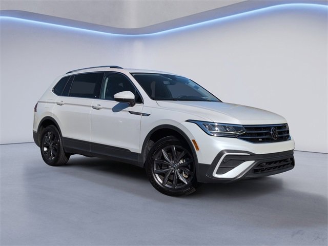 Used 2023 Volkswagen Tiguan SE w/ Panoramic Sunroof Package image 2