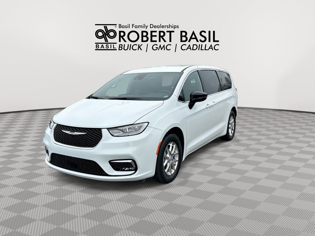 Used 2025 Chrysler Pacifica Select FWD image 4