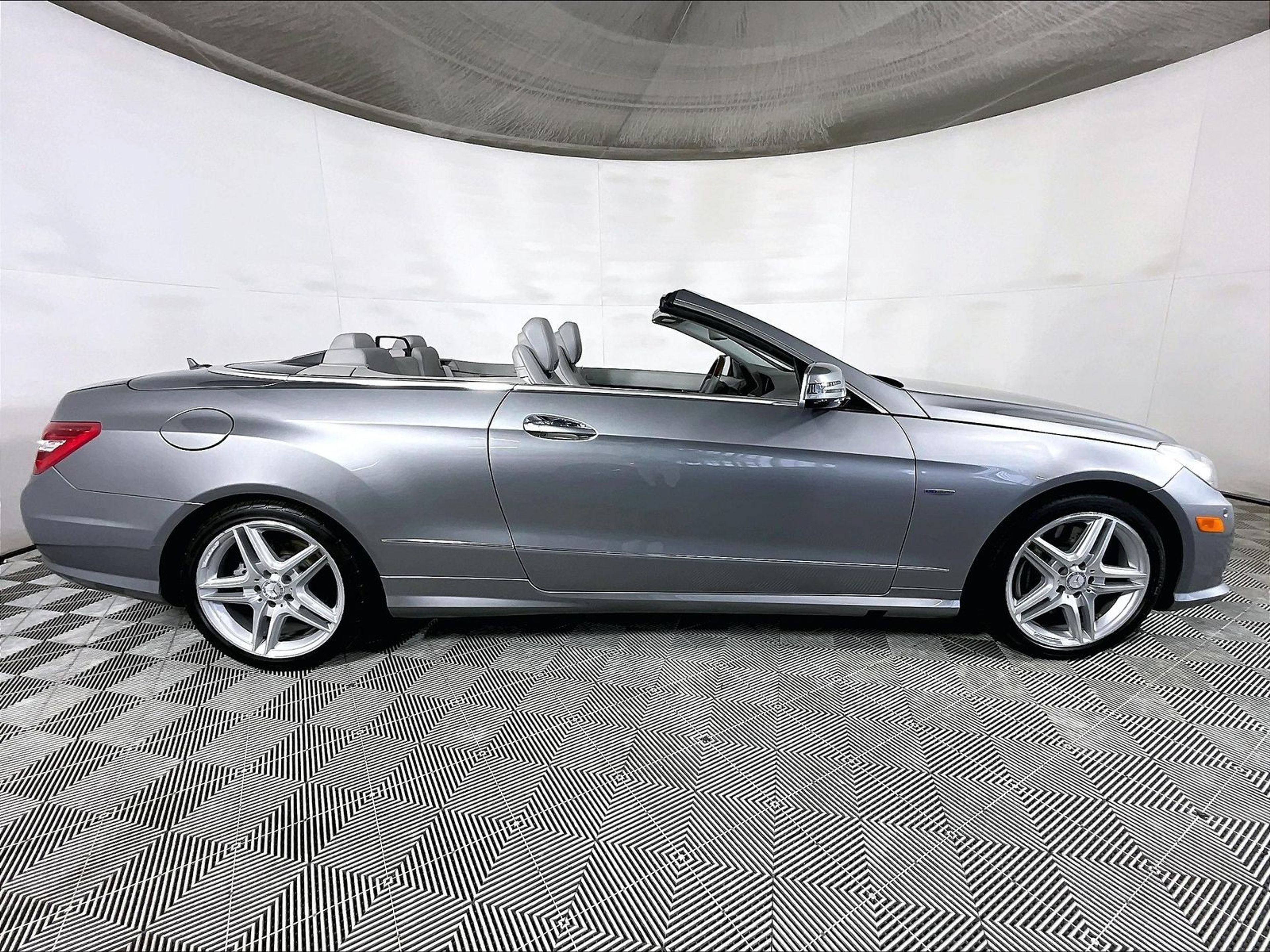 Used 2012 Mercedes-Benz E 550 Cabriolet image 8
