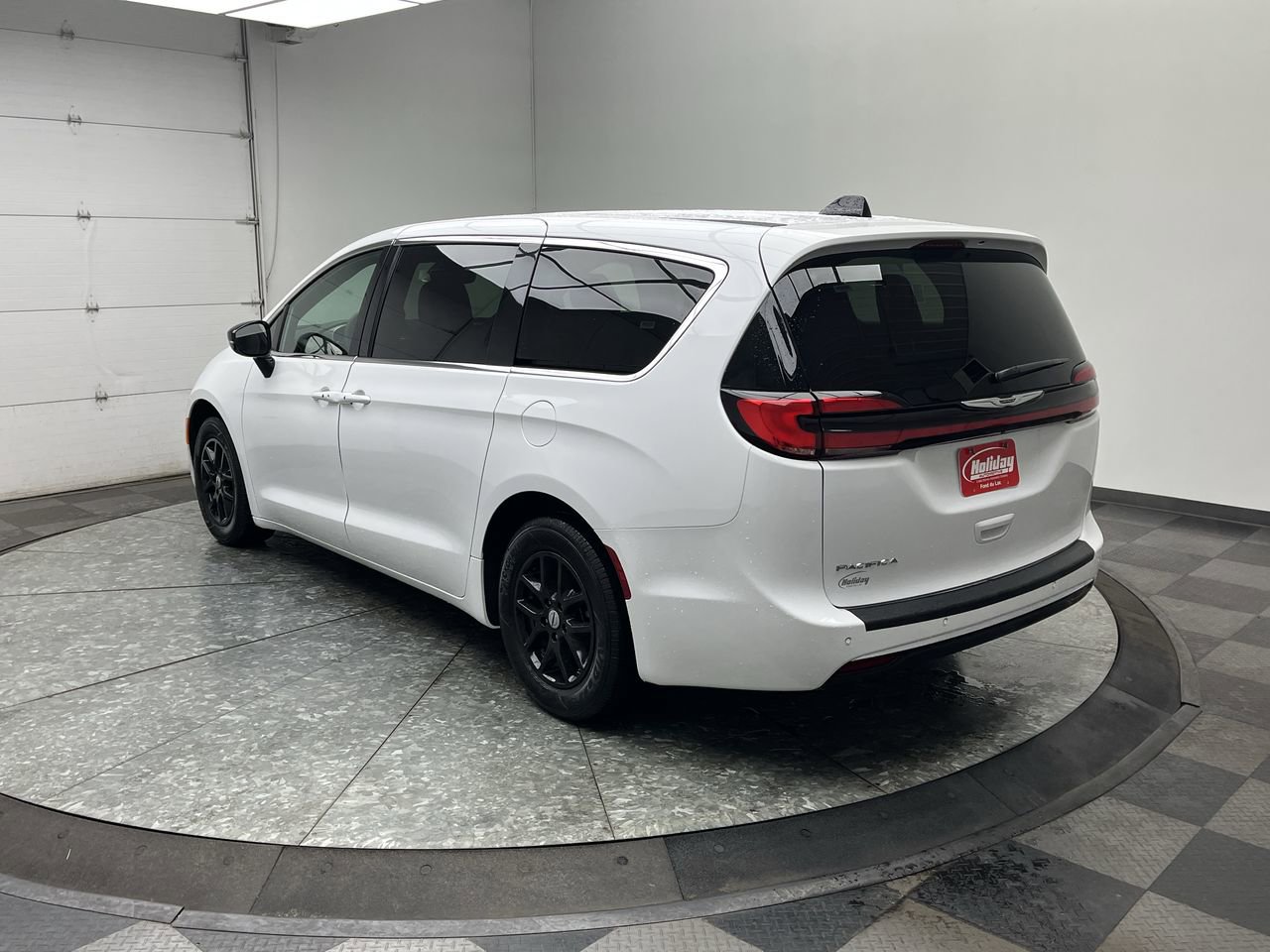 Used 2025 Chrysler Pacifica Select FWD image 2