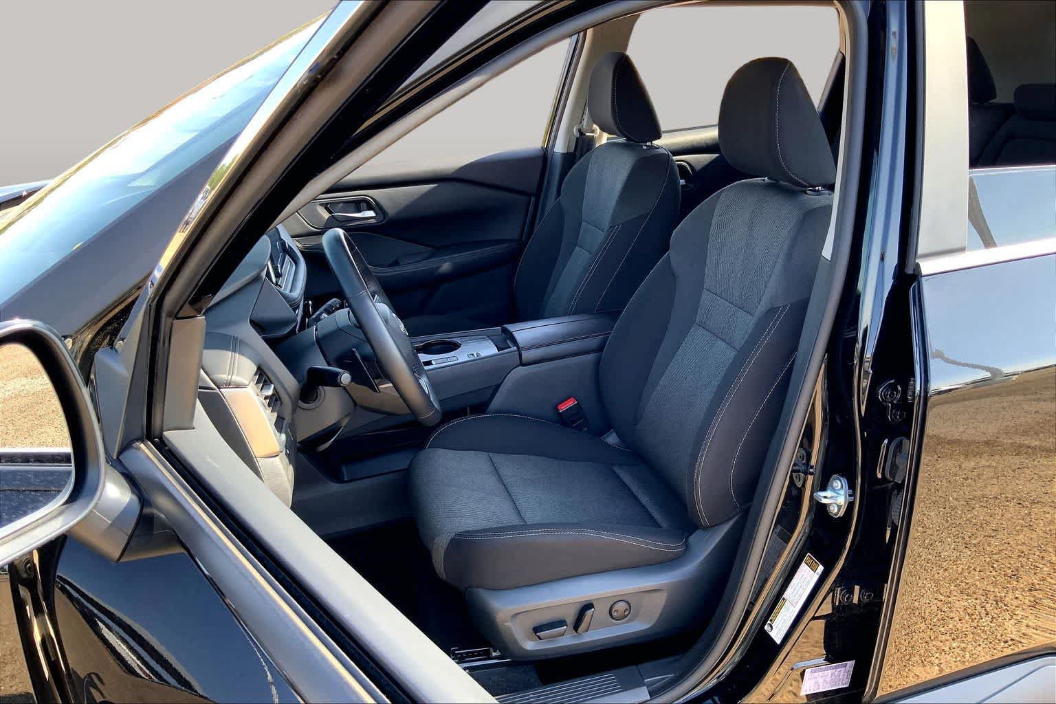 Used 2025 Nissan Rogue SV FWD image 8