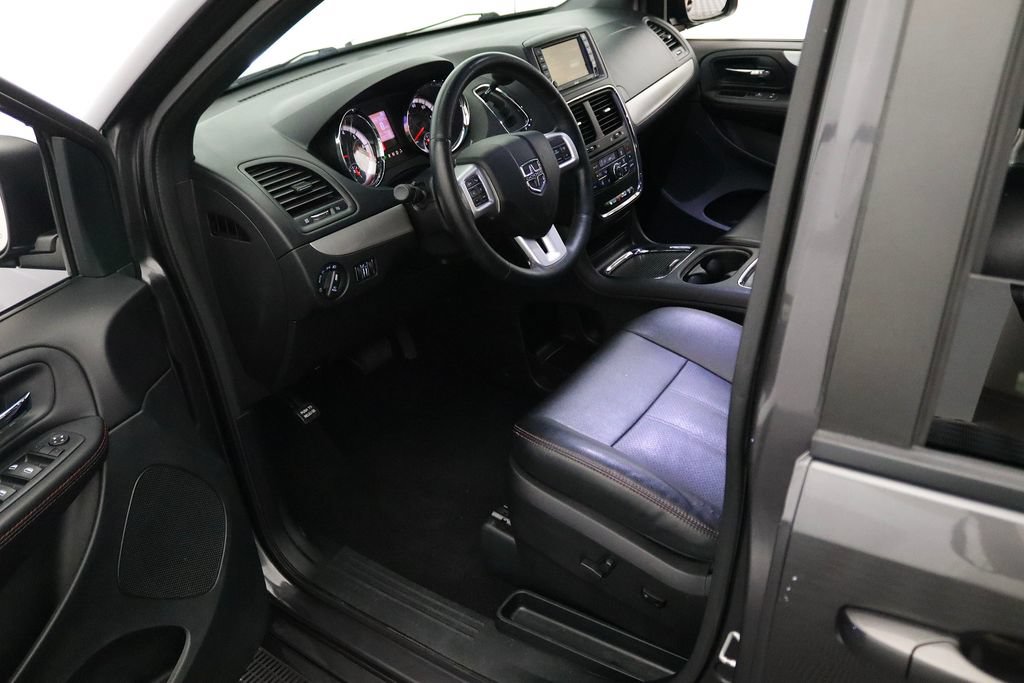 Used 2016 Dodge Grand Caravan R/T w/ Driver Convenience Group FWD image 16