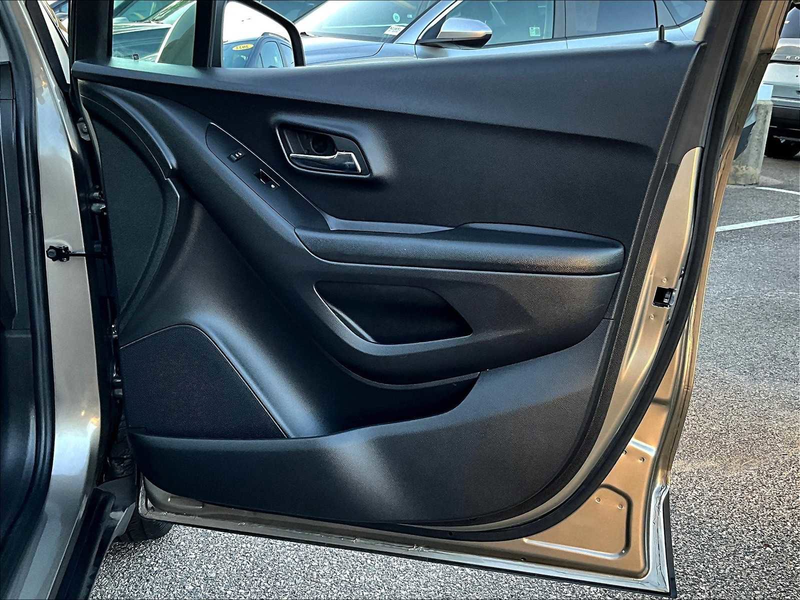 Used 2022 Chevrolet Trax LT w/ LT Convenience Package image 12