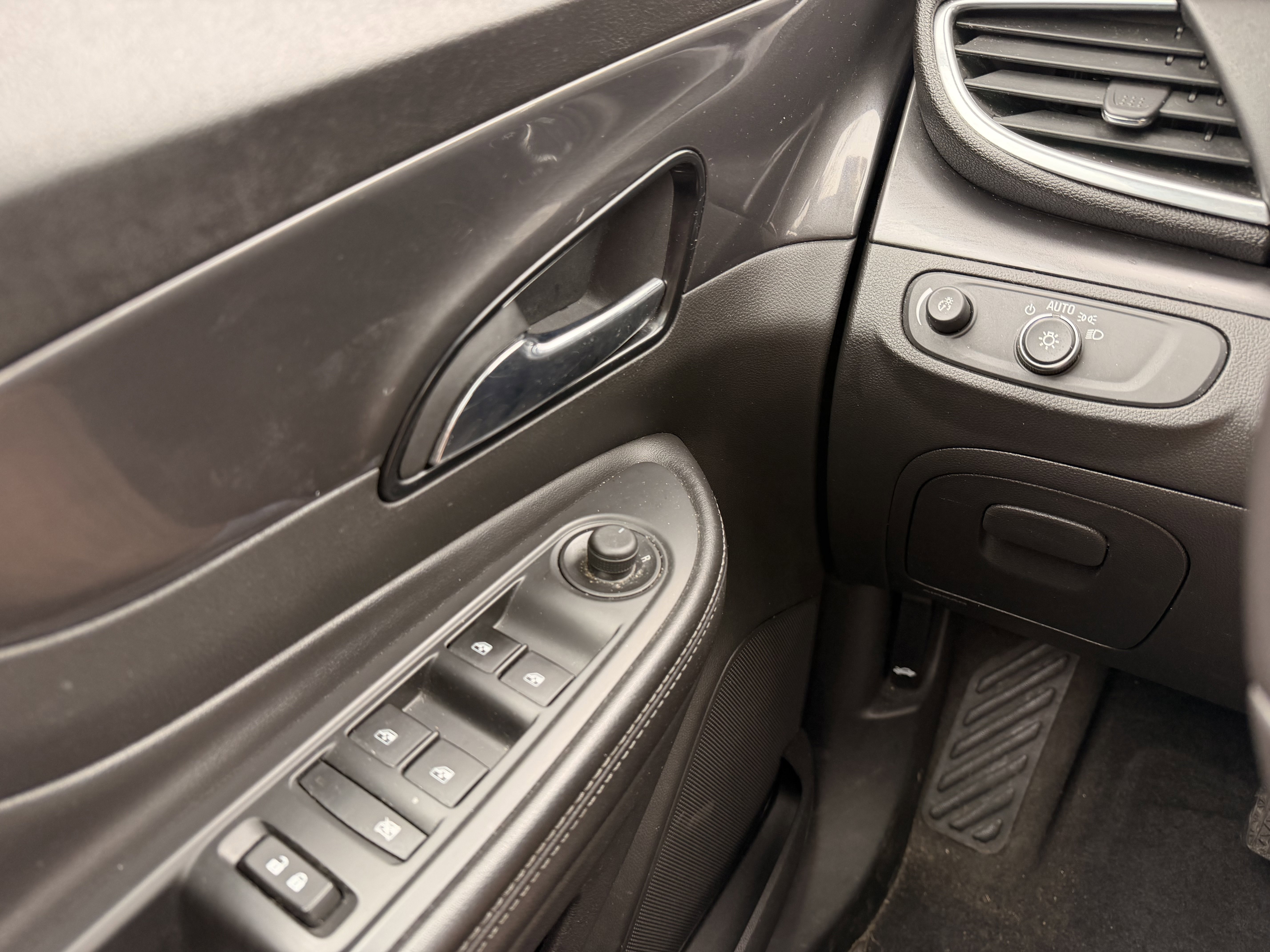 Used 2021 Buick Encore Preferred w/ Safety Package FWD image 20