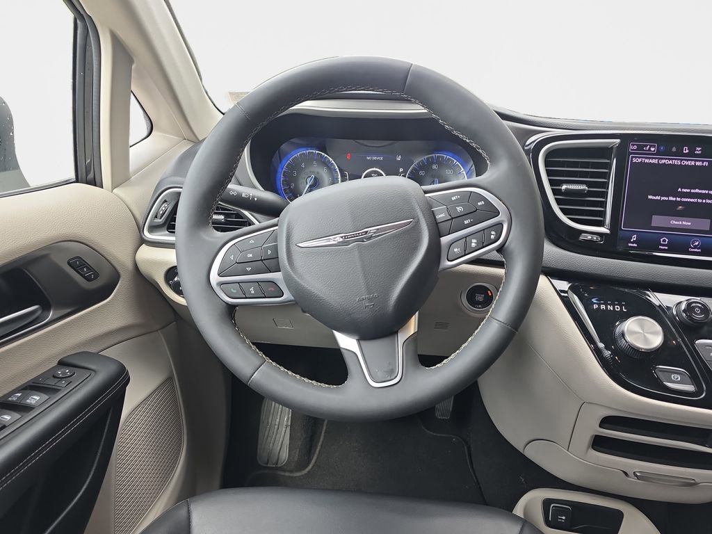 Used 2023 Chrysler Pacifica Touring-L FWD image 11