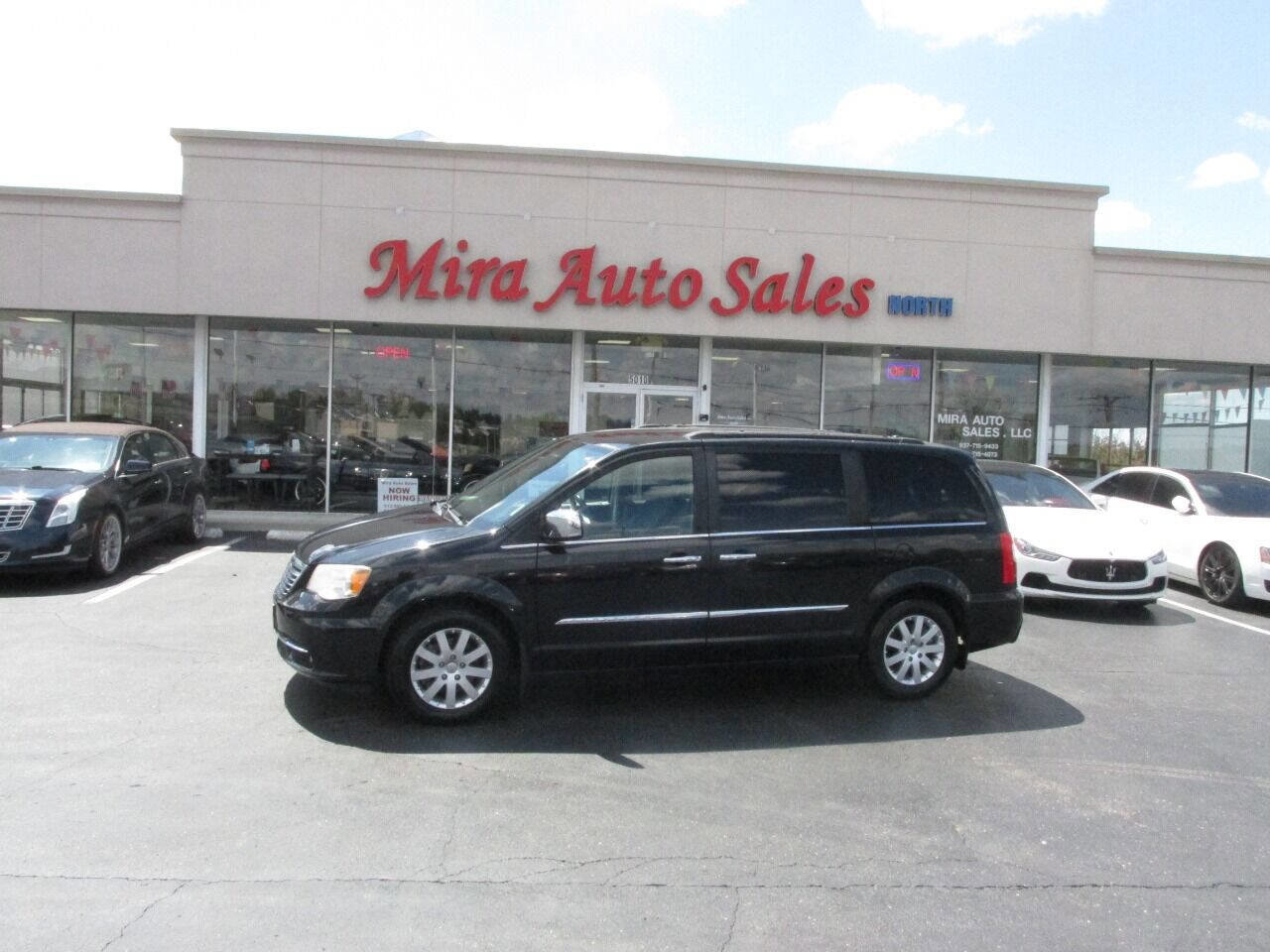 Used 2012 Chrysler Town & Country Touring-L w/ Driver Convenience Group FWD image 2