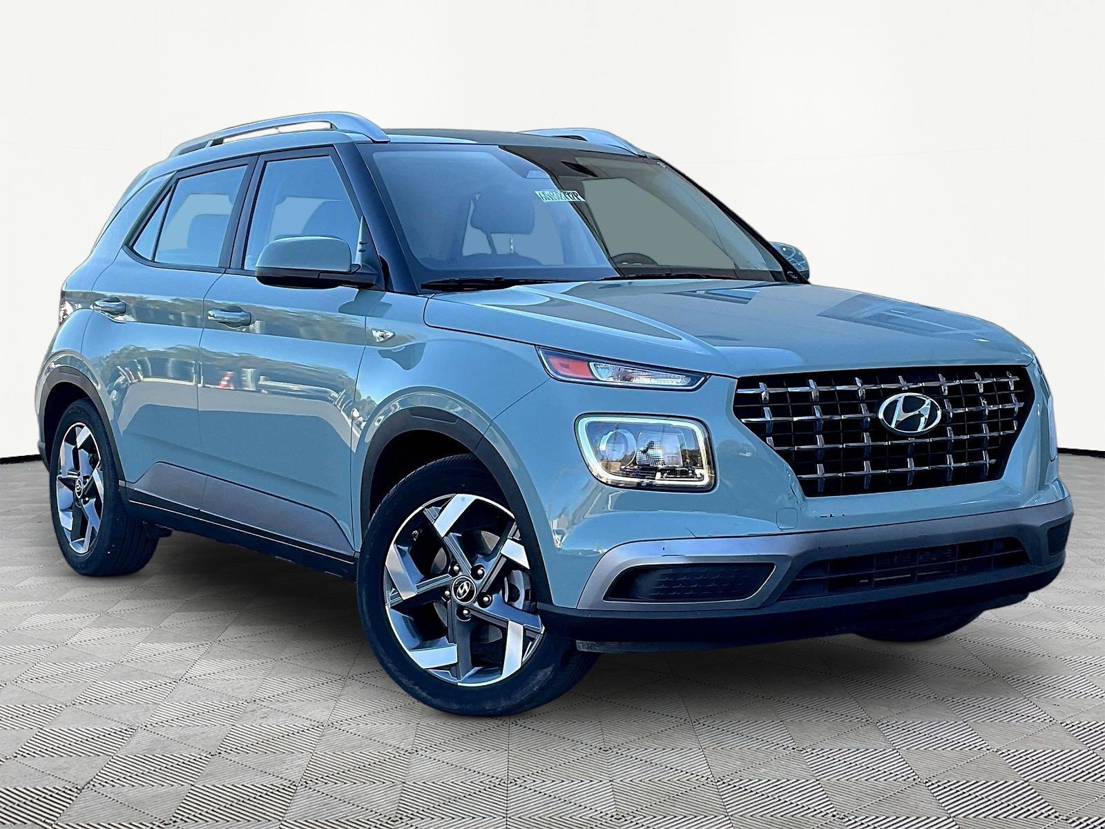 Used 2025 Hyundai Venue SEL FWD image 3