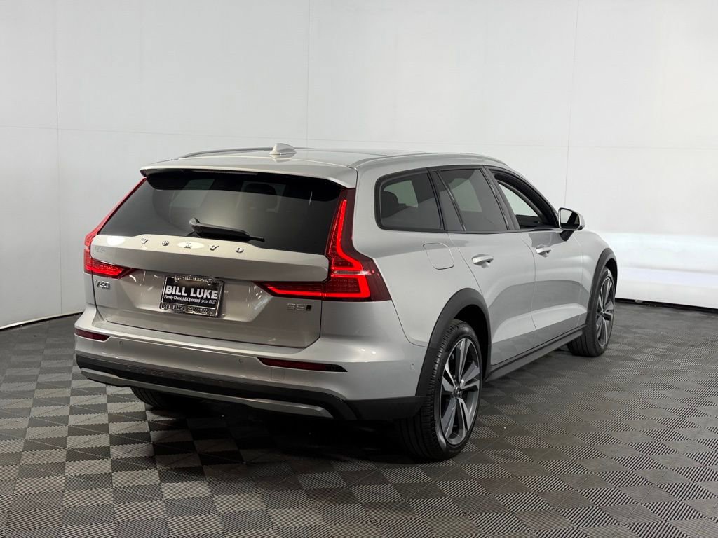 Used 2025 Volvo V60 B5 Cross Country Plus image 8