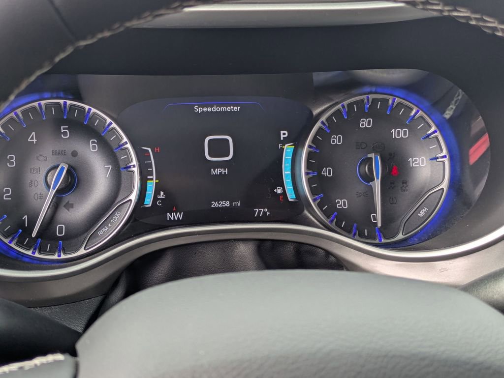 Used 2025 Chrysler Pacifica Select image 19