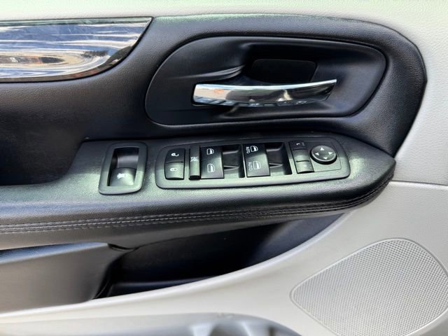 Used 2019 Dodge Grand Caravan SE w/ UConnect Hands-Free Group image 17