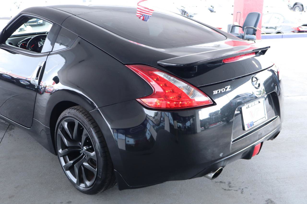 Used 2017 Nissan 370Z Coupe RWD image 9