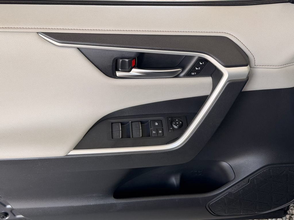 Used 2022 Toyota RAV4 Limited AWD/4WD image 3