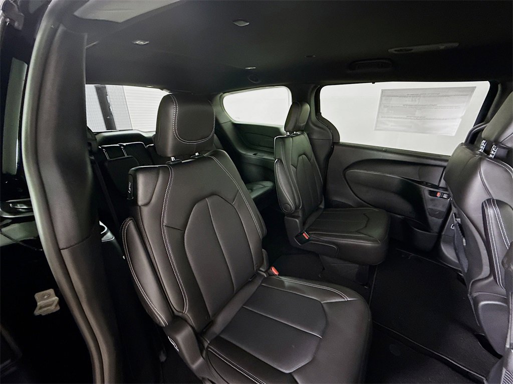 New 2025 Chrysler Pacifica Select image 28