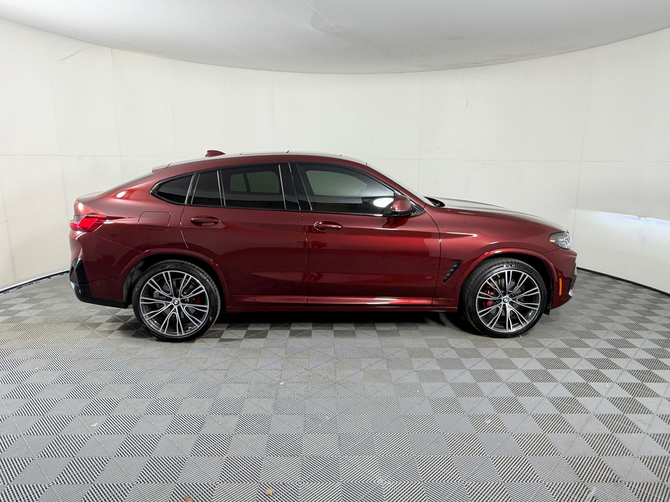 Used 2024 BMW X4 xDrive30i w/ Premium Package AWD/4WD image 7