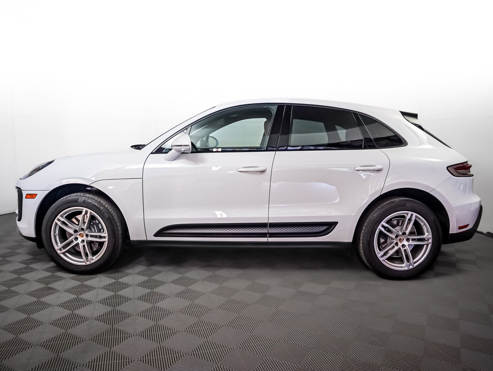 Certified 2024 Porsche Macan image 2