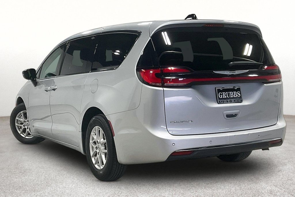 Used 2024 Chrysler Pacifica Touring-L FWD image 15