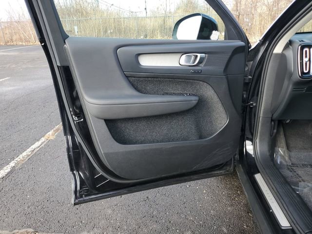 Used 2025 Volvo XC40 B5 Core image 23