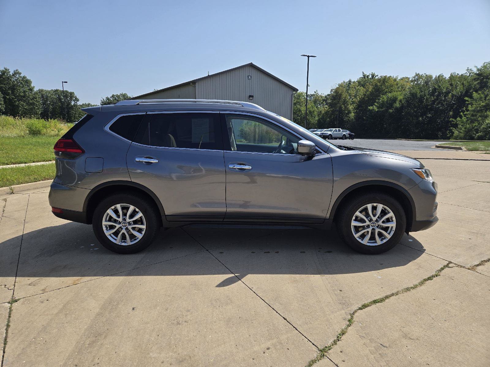 Used 2017 Nissan Rogue SV w/ SV Premium Package AWD/4WD image 2