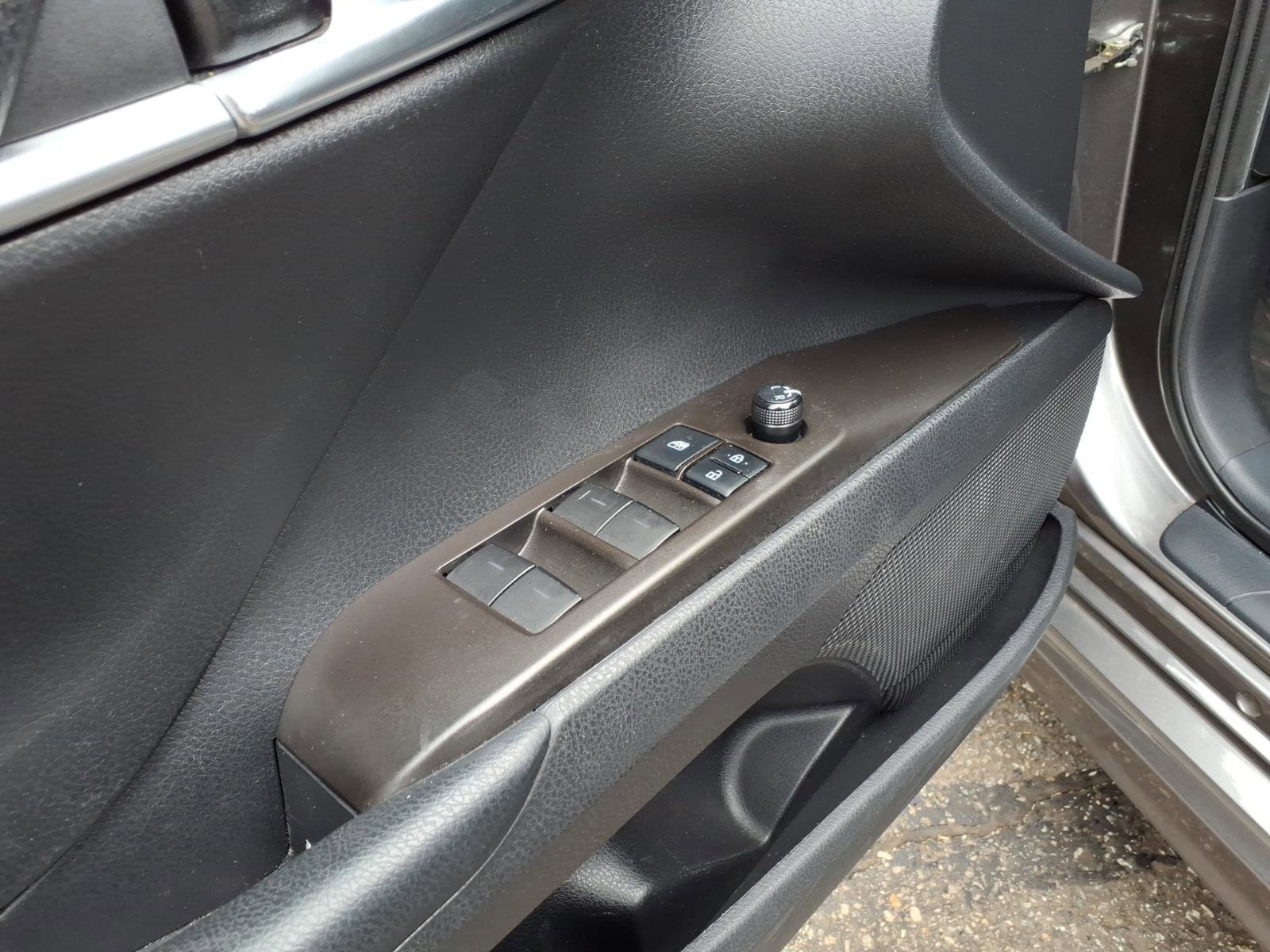 Used 2021 Toyota Camry SE image 15