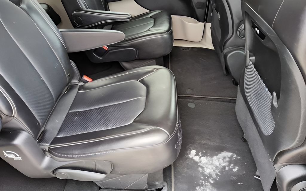 Used 2024 Chrysler Pacifica Touring-L FWD image 21