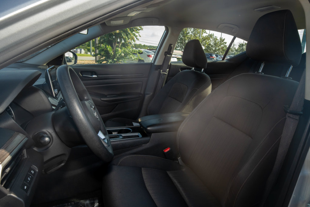 Used 2024 Nissan Altima 2.5 SV FWD image 14