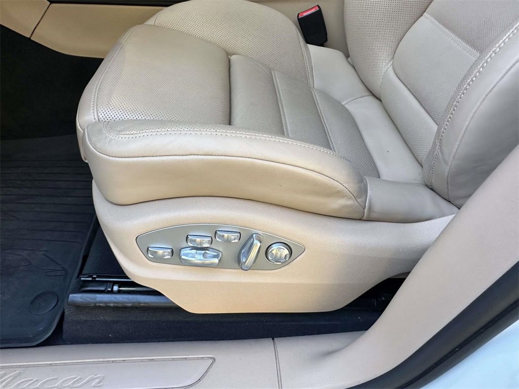 Certified 2025 Porsche Macan image 7