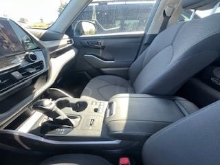 Used 2025 Toyota Highlander LE image 11