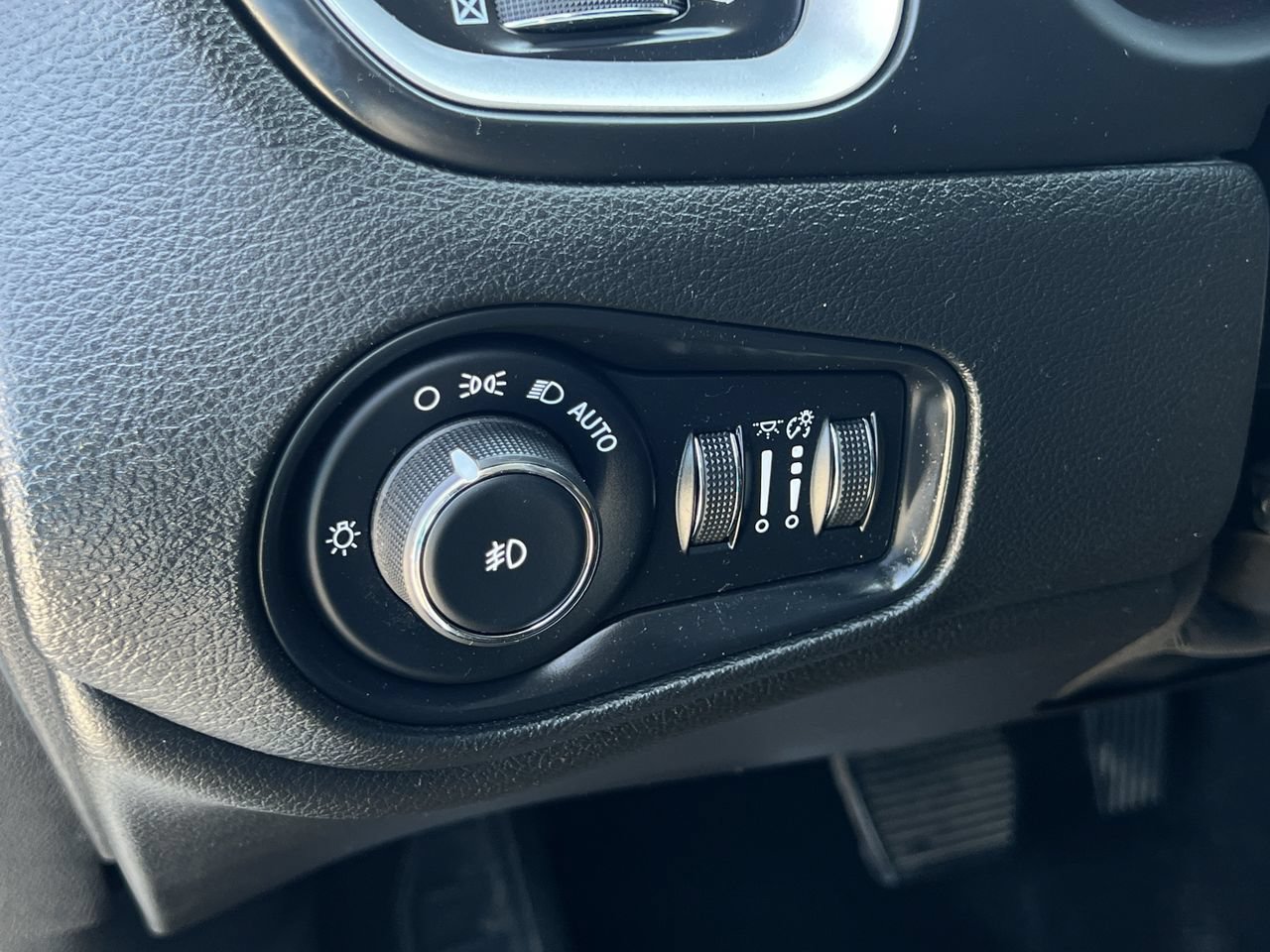 Used 2018 Jeep Renegade Latitude FWD image 11