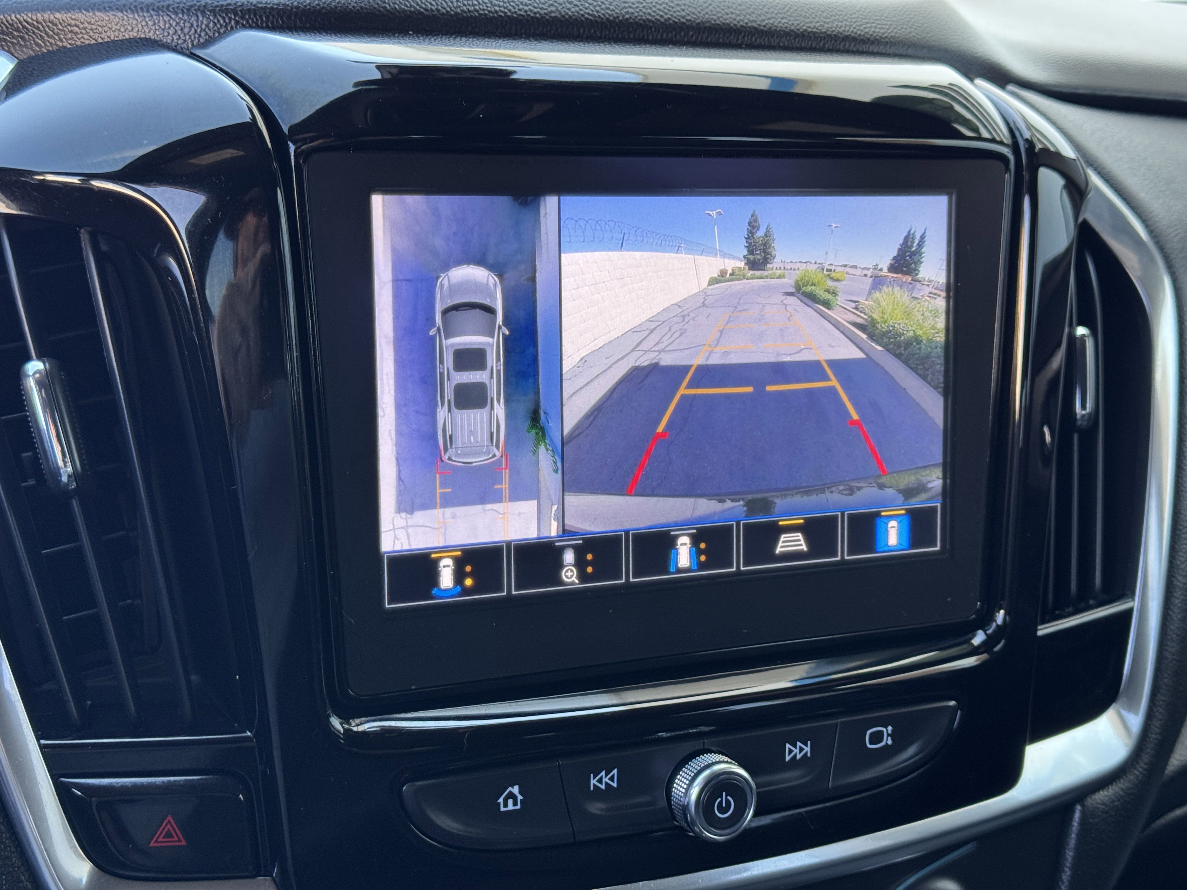 Used 2023 Chevrolet Traverse LT w/ Rear Camera Mirror Package image 23