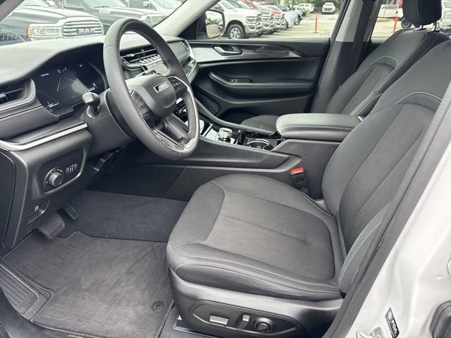 Certified 2023 Jeep Grand Cherokee Laredo AWD/4WD image 10
