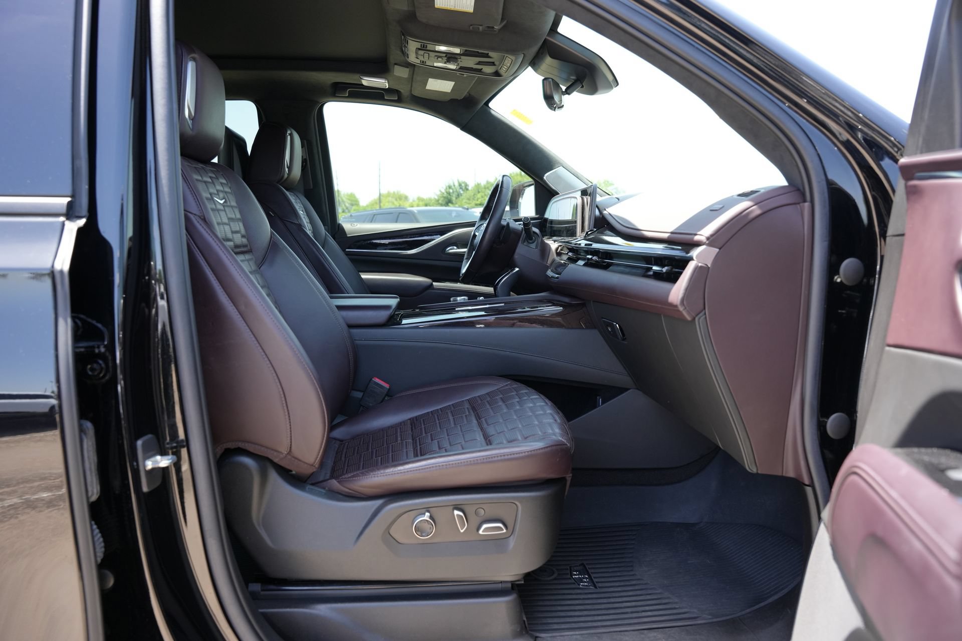 Used 2022 Cadillac Escalade Sport Platinum w/ Heavy-Duty Trailer Package AWD/4WD image 24
