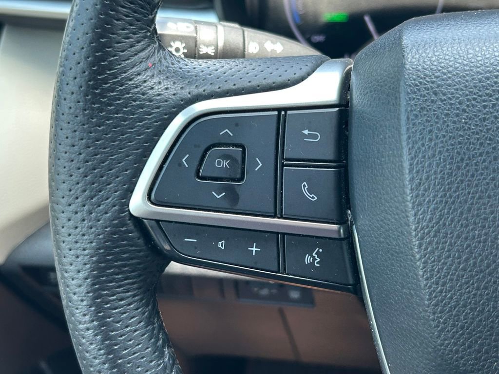 Used 2023 Toyota Sienna Limited FWD image 43