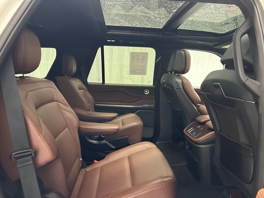 Used 2025 Lincoln Navigator Reserve image 64