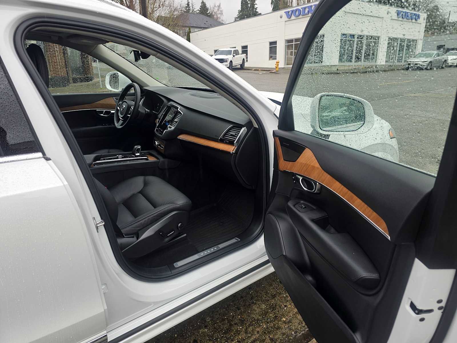 Certified 2025 Volvo XC90 T8 Plus w/ Protection Package Premier image 9