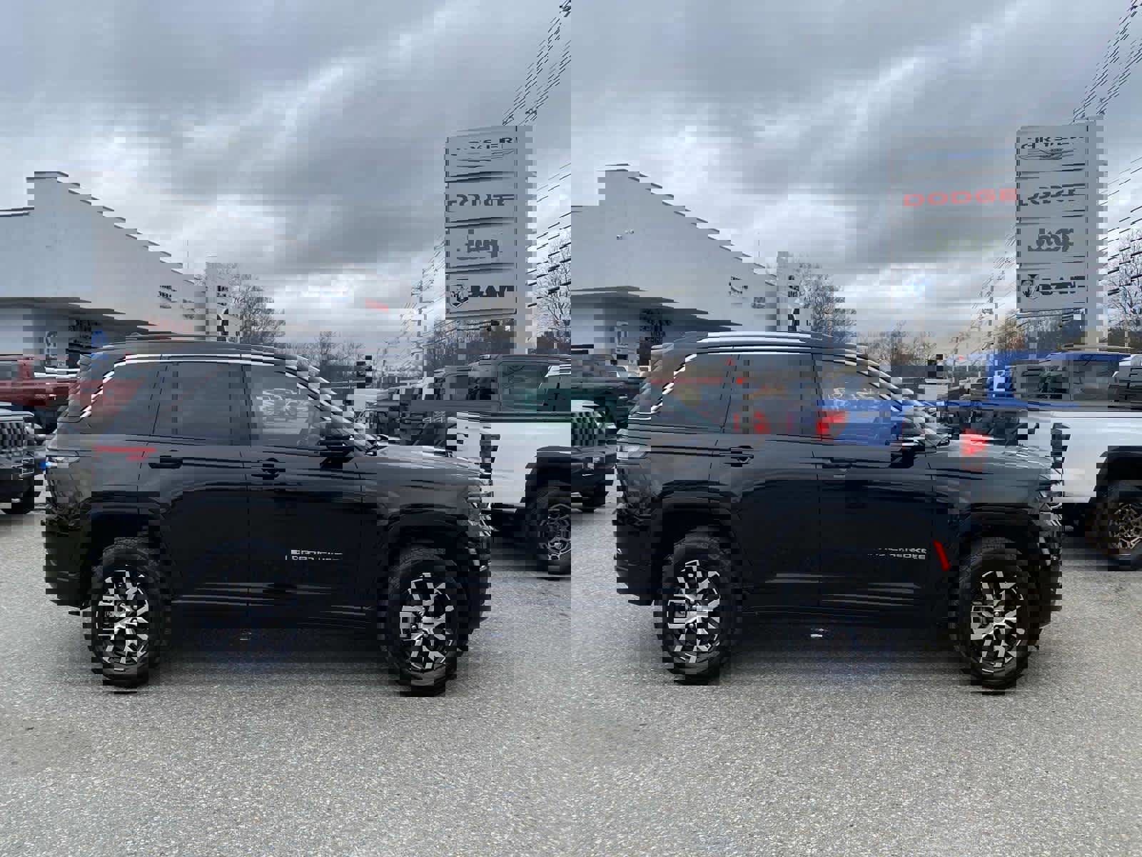 Used 2023 Jeep Grand Cherokee Limited image 2