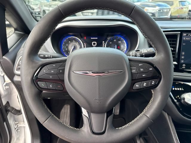 Used 2025 Chrysler Pacifica Limited FWD image 14