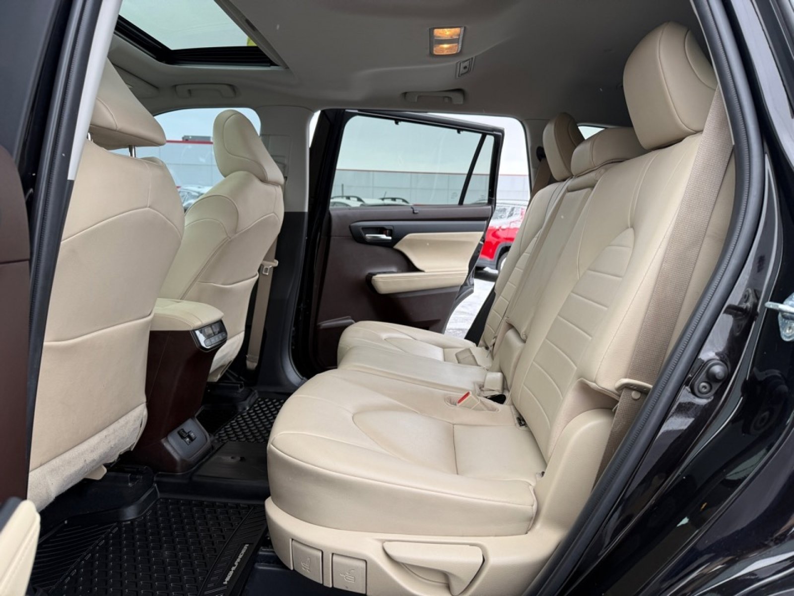 Used 2020 Toyota Highlander XLE image 14