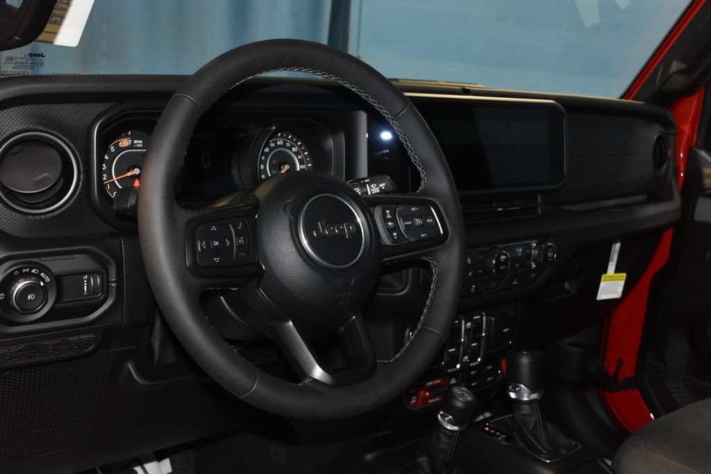 Used 2025 Jeep Wrangler Unlimited Rubicon w/ Convenience Group AWD/4WD image 2