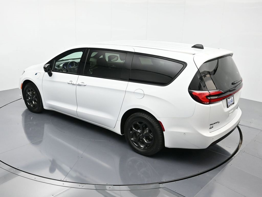 Used 2024 Chrysler Pacifica Select image 36