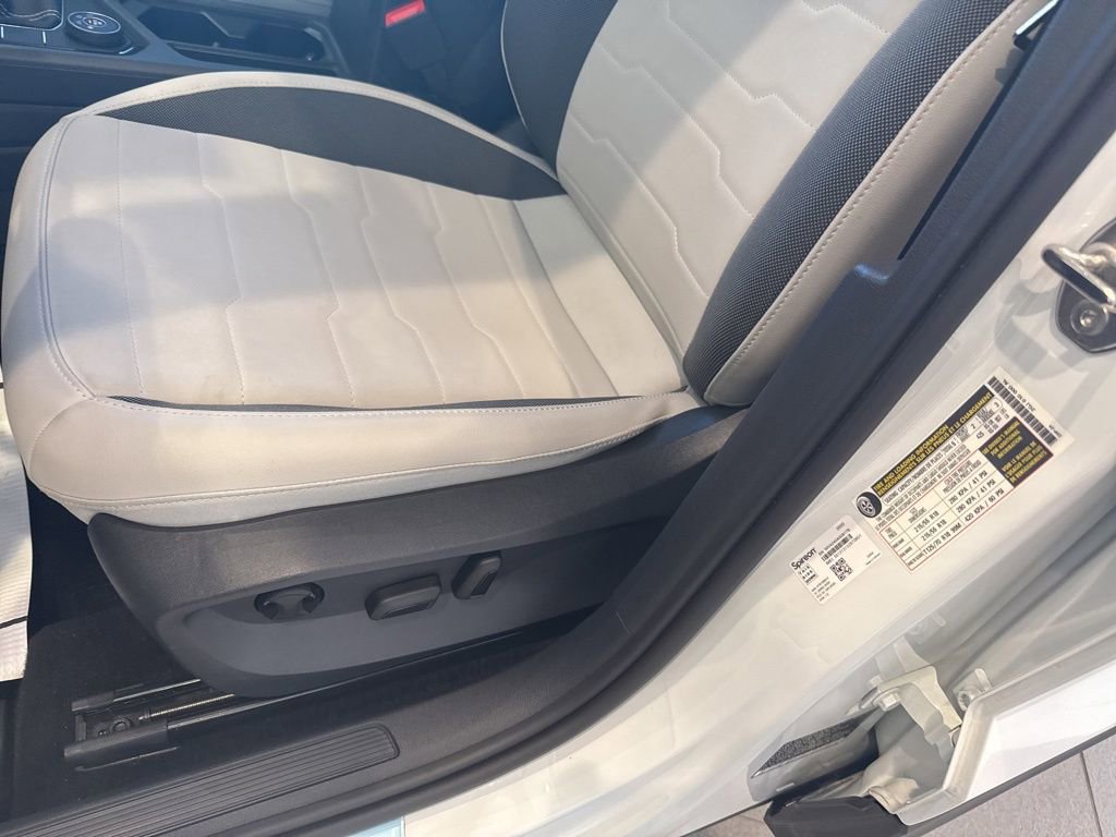 Used 2025 Volkswagen Taos SE w/ Panoramic Sunroof Package image 21