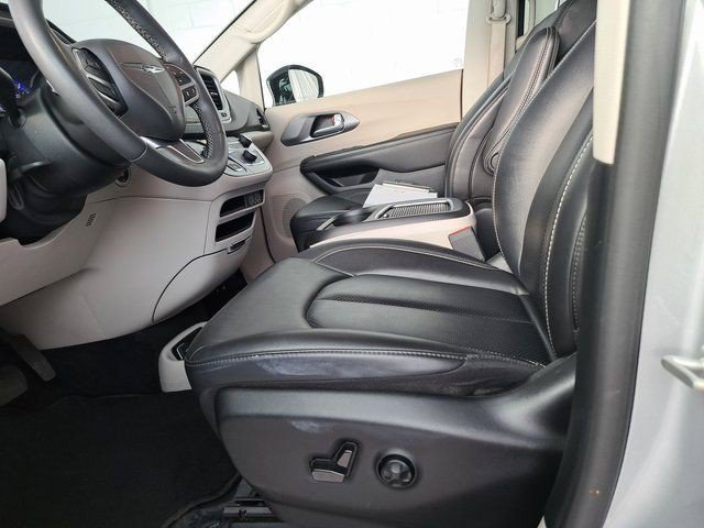 Used 2024 Chrysler Pacifica Touring-L FWD image 24